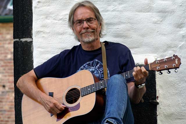 Der Dellbrücker Liedermacher Peter Mehlfeld mit Gitarre