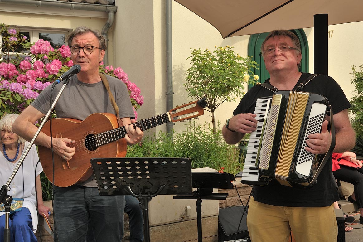 Ein Duo trägt jiddische Lieder vor