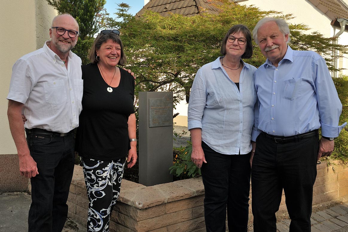 Wolfgang Rüttgen, Brigitte Seifer-Rüttgen, Erika und Ottmar Baumgärtner vor dem Gedenkstein für Manfred Faber